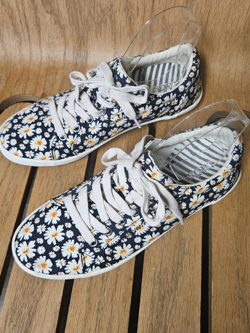Taos STAR SNEAKER BLACK Daisy Floral Print Canvas Sneakers Women 8.5 COMFORT